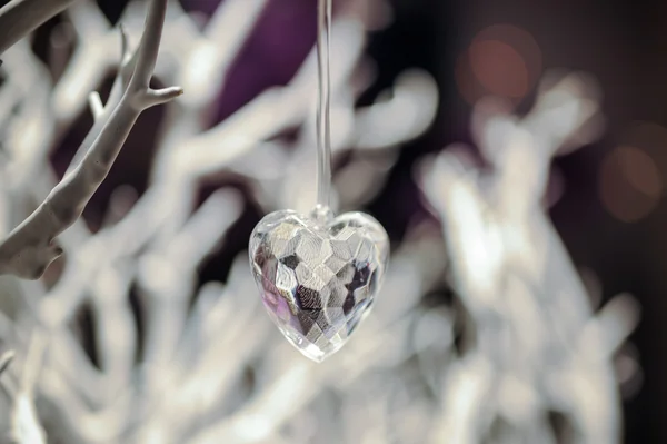 Julgran dekoration glas hjärtat hänger på vit gren — Stockfoto