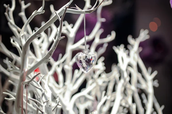 クリスマス ツリーの装飾ガラスの心に掛かっている白い支店 — ストック写真