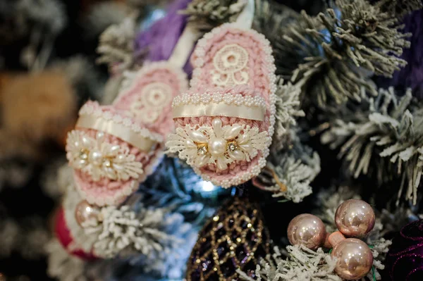 Boule de Noël en forme de chaussure sur l'arbre . — Photo