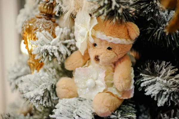 Плюшевый мишка на рождественской елке — стоковое фото