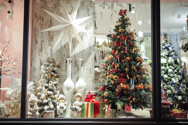 Caixas de presente, doces e decoração de Natal na vitrine da loja — Fotografia de Stock