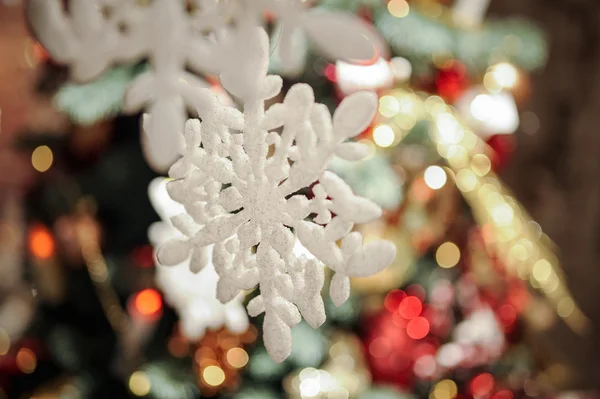 Decoração: floco de neve na árvore de Natal — Fotografia de Stock