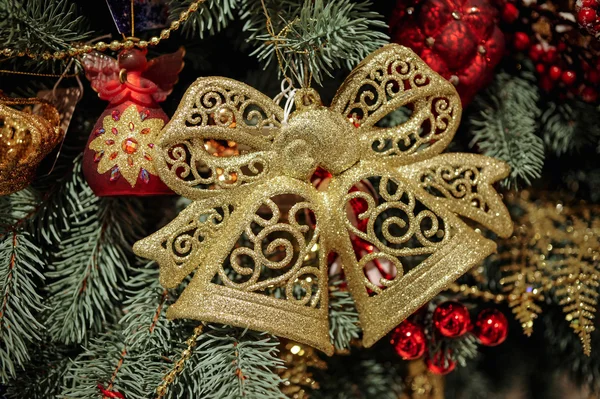 お正月おもちゃの弓で飾られた美しいクリスマスの毛皮 — ストック写真
