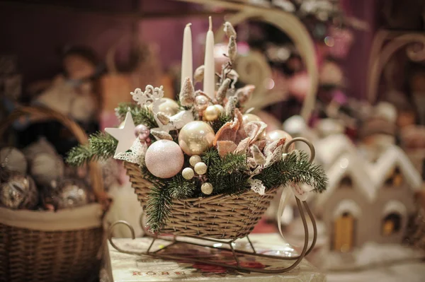 Décoration de Noël avec bougie, branches de sapin et cônes de pin . — Photo