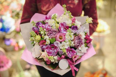 Pastel renkler buket orkide, Frezya, karanfil ve Limonium çiçek yaptı