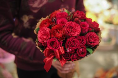 güzel farklı kırmızı çiçekler buket