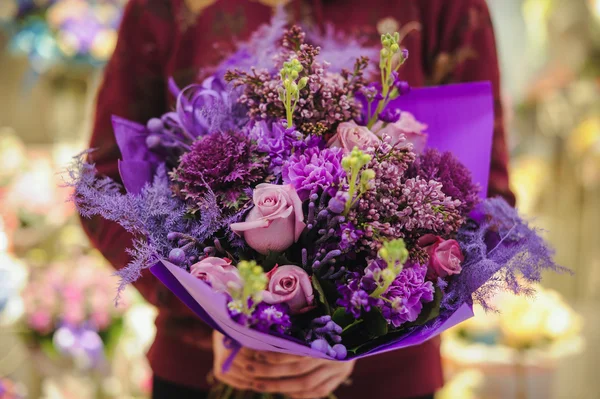 Букет з різних фіолетових квітів — стокове фото