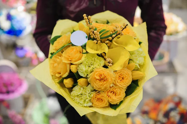 Пучок мікс жовтих квітів — стокове фото