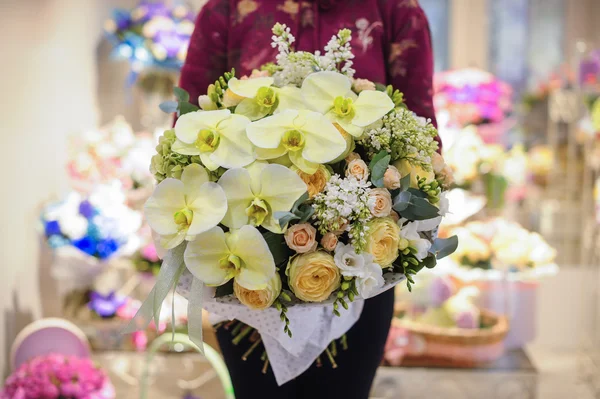Grand bouquet blanc avec d'énormes orchidées — Photo