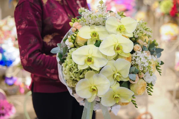 Ramo blanco grande con orquídeas enormes — Foto de Stock