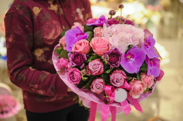 Ramo de flores mixtas de color rosa y púrpura —  Fotos de Stock