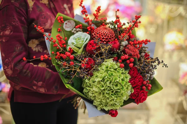 Mooie rode en groene bloemen boeket — Stockfoto