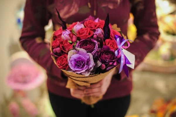 Piękny bukiet czerwony fioletowy fioletowe kwiaty, róże, — Zdjęcie stockowe