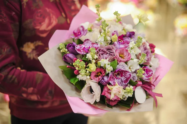 Ramo de colores pastel hecho de orquídeas, Freesia, clavel y flores de limonio —  Fotos de Stock