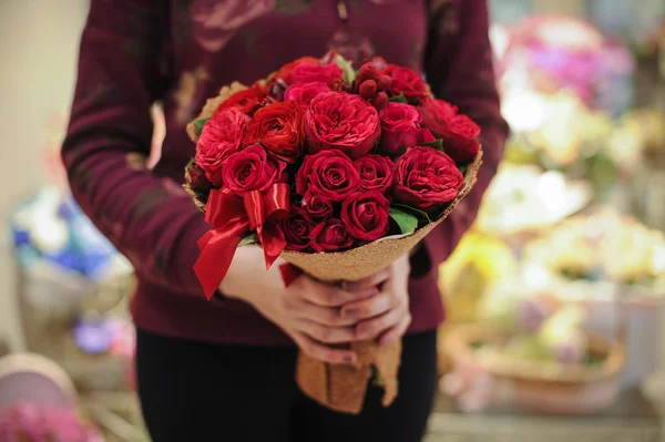 Belo buquê de diferentes flores vermelhas — Fotografia de Stock