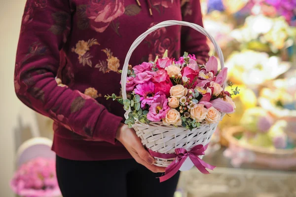 바구니에 분홍색 꽃의 꽃다발 — 스톡 사진