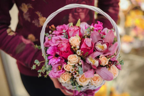 Bukett med rosa blommor i korg — Stockfoto