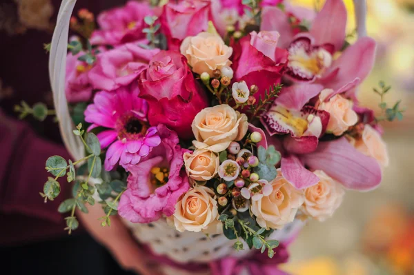 Bouquet de fleurs roses dans le panier — Photo