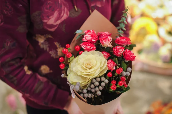 Floristería celebración ramo colorido flores tienda asistente manos — Foto de Stock