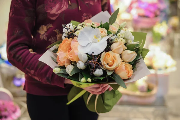 Mooi boeket gele en witte bloemen — Stockfoto