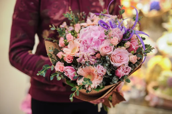 Hermoso ramo de flores rosa y púrpura —  Fotos de Stock