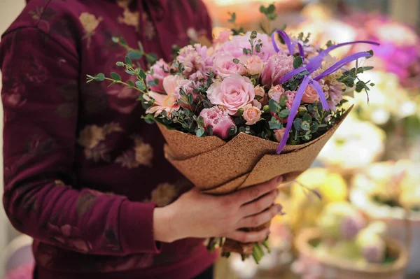 Gyönyörű csokor rózsaszín és lila virágok — Stock Fotó