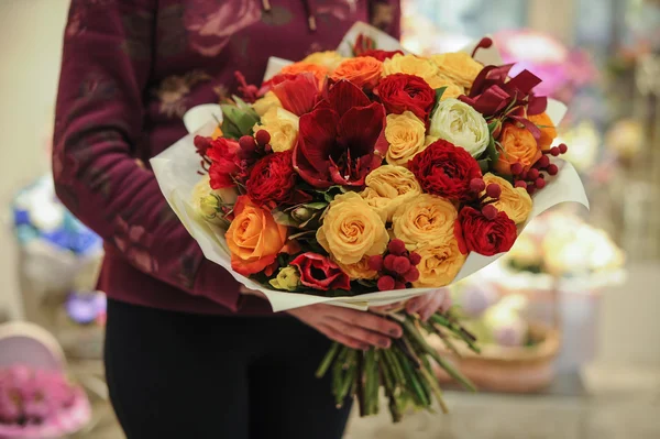 Ramo de colores con rosas. composición de flores — Foto de Stock