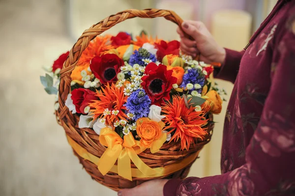Keranjang dengan karangan bunga berwarna-warni — Stok Foto