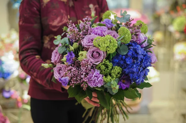 Bouquet de fleurs douces, pourpres et bleues — Photo