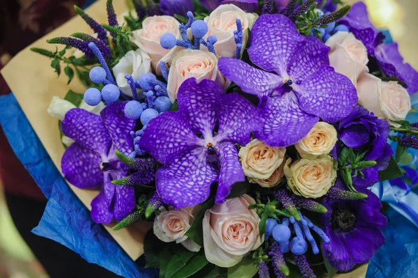 Bouquet da sposa colorato con bella orchidea viola — Foto Stock