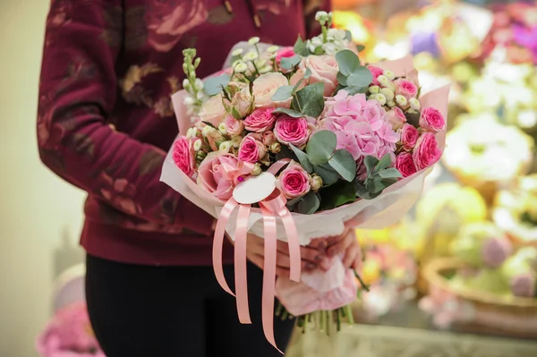 Bouquet d'eustomes et autres fleurs roses — Photo