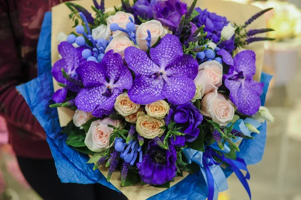 Bouquet da sposa colorato con bella orchidea viola — Foto Stock