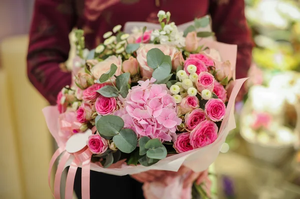 Bouquet d'eustomes et autres fleurs roses — Photo