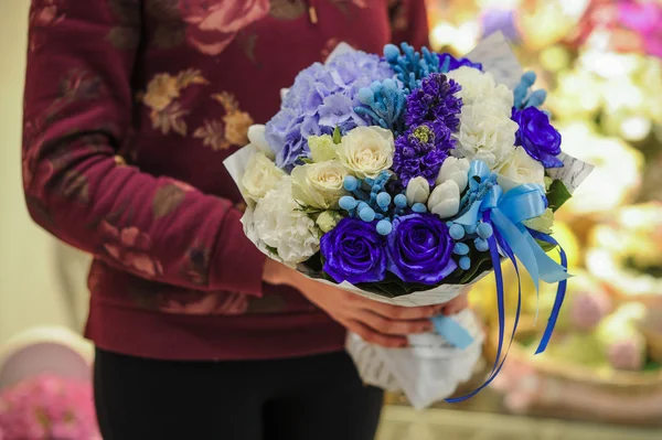 흰색과 파란색 꽃의 꽃다발 — 스톡 사진