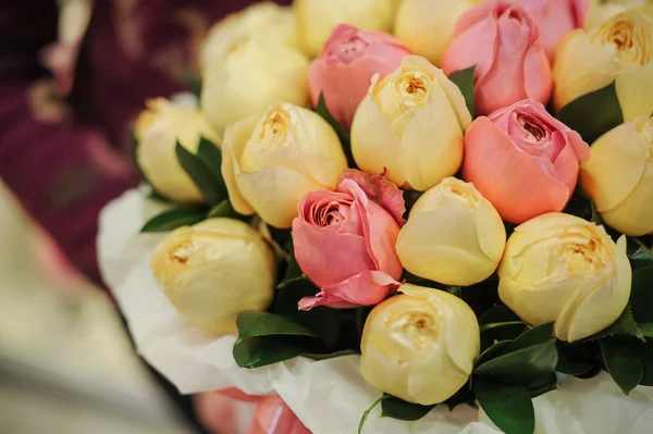 Boîte cadeau fleur avec des roses blanches et roses — Photo