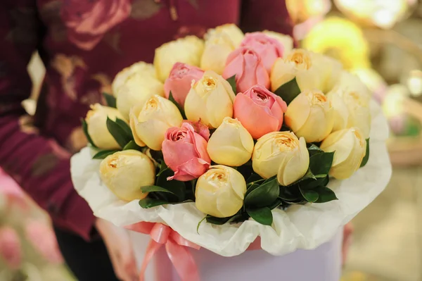 Boîte cadeau fleur avec des roses blanches et roses — Photo