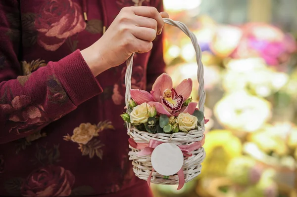 Cesta con flores de orquídea rosa . — Foto de Stock