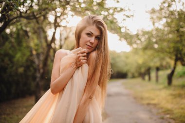 Mehndi kına tarafından kız açık havada eller üzerinde çizim. 