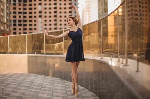 Hermosa bailarina de ballet bailarina al aire libre — Foto de Stock