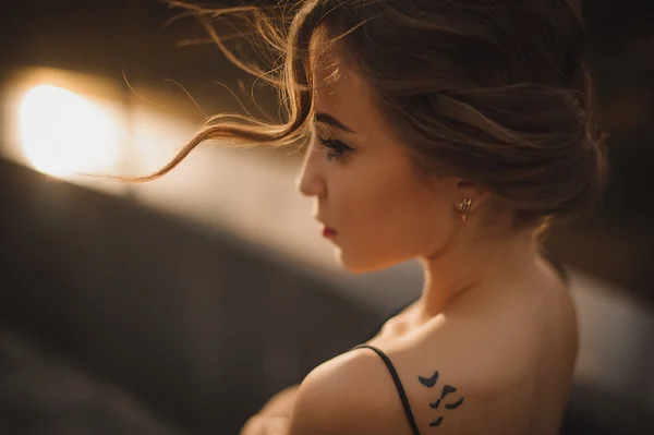 Красивый профиль девушки с татуировкой на плече, мягкий фокус — стоковое фото