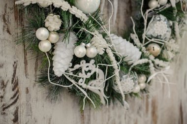 Eski ahşap arka plan üzerinde beyaz dekor ile Noel çelenk.
