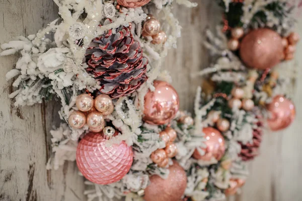 De kroon van Kerstmis met roze decor en bubbels — Stockfoto