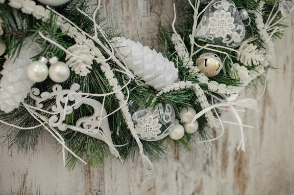 Boże Narodzenie wieniec z biały wystrój na stare drewniane tła. — Zdjęcie stockowe