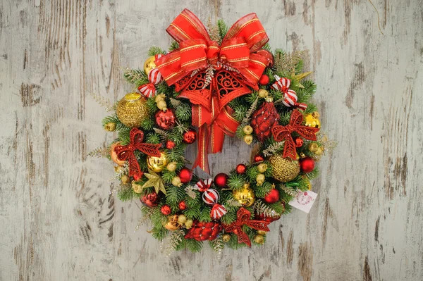 Weihnachtskranz auf Holzgrund — Stockfoto