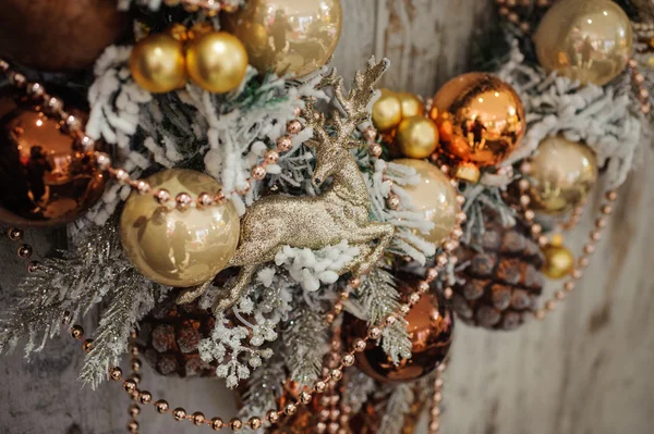 Рождественский венок с золотыми украшениями — стоковое фото