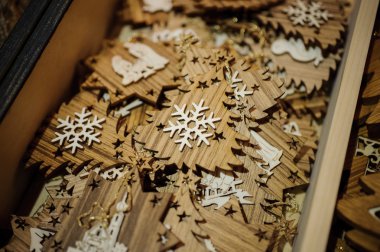 Kar tanesi ile ahşap Noel ağacı 