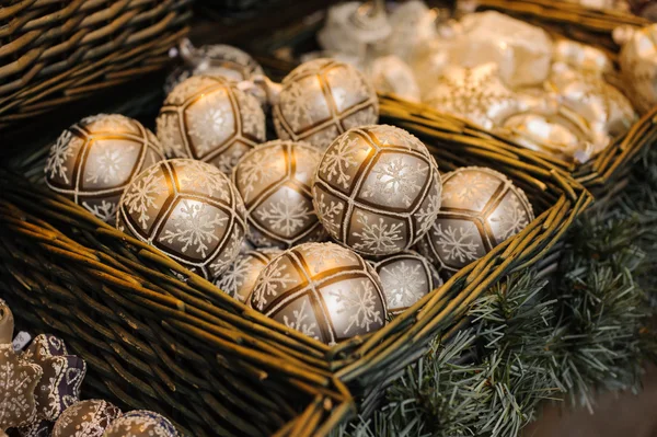 Zilveren Witte kerstballen in mand verkocht op de markt — Stockfoto