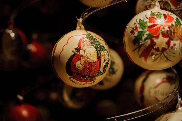 サンタとクリスマス ボールが市場で販売 — ストック写真