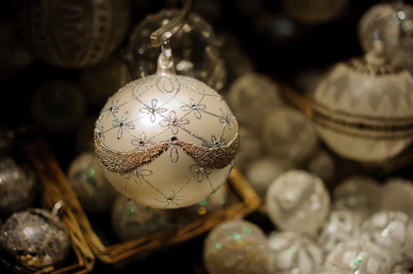 Много рождественских шаров на рынке — стоковое фото