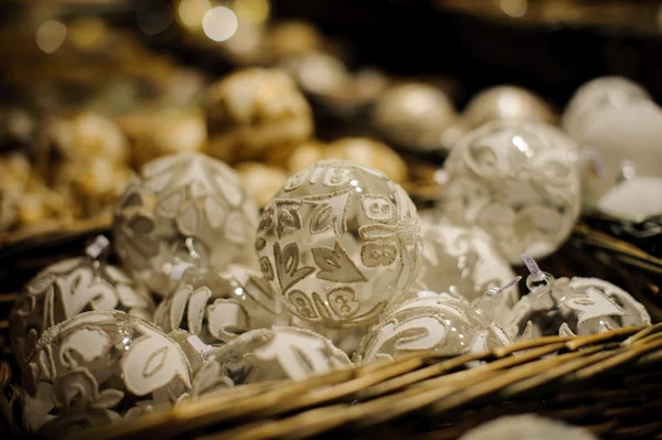 Boules de Noël en argent blanc dans le panier vendu sur le marché — Photo